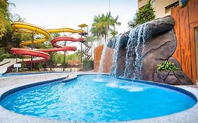 Águas Termais Naturais Piscinas Quentes 24 horas mais Acesso Incluso aos Parques Aquáticos dos Resorts Golden Dolphin Grande Hotel em Caldas Novas
